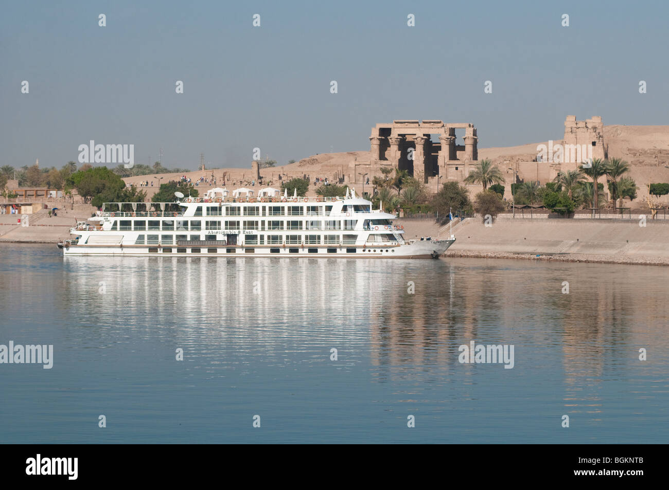 Crociera sul Nilo sosta presso il Tempio di Kom Ombo in Kom Ombo, Egitto, Africa Foto Stock