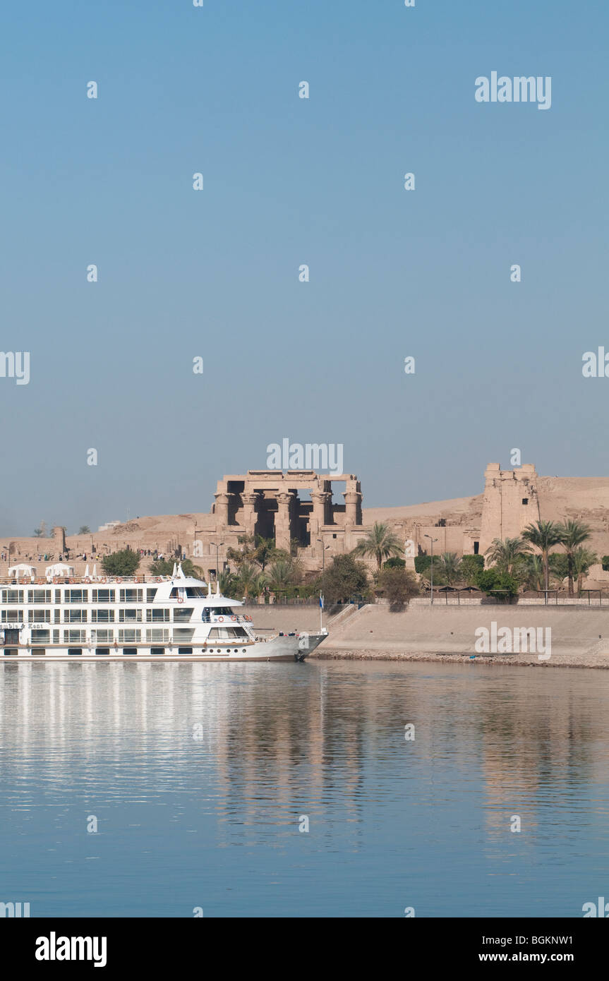 Crociera sul Nilo sosta presso il Tempio di Kom Ombo in Kom Ombo, Egitto, Africa Foto Stock
