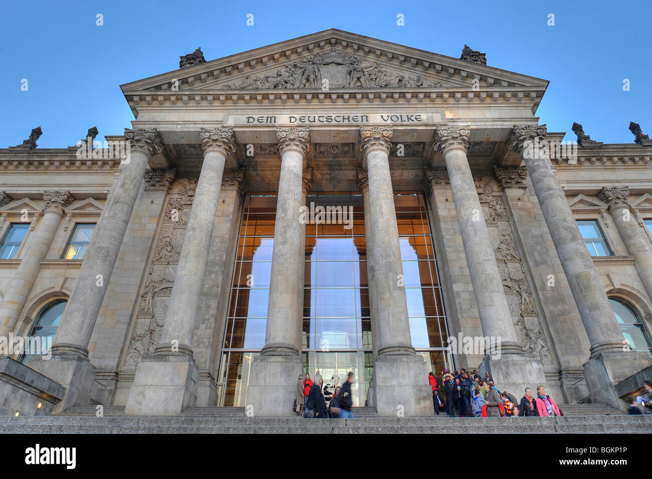 Iscrizione "em Deutschen Volke', per il popolo tedesco, e sollievo nel timpano sopra l'ingresso principale, Edificio del Reichstag Foto Stock