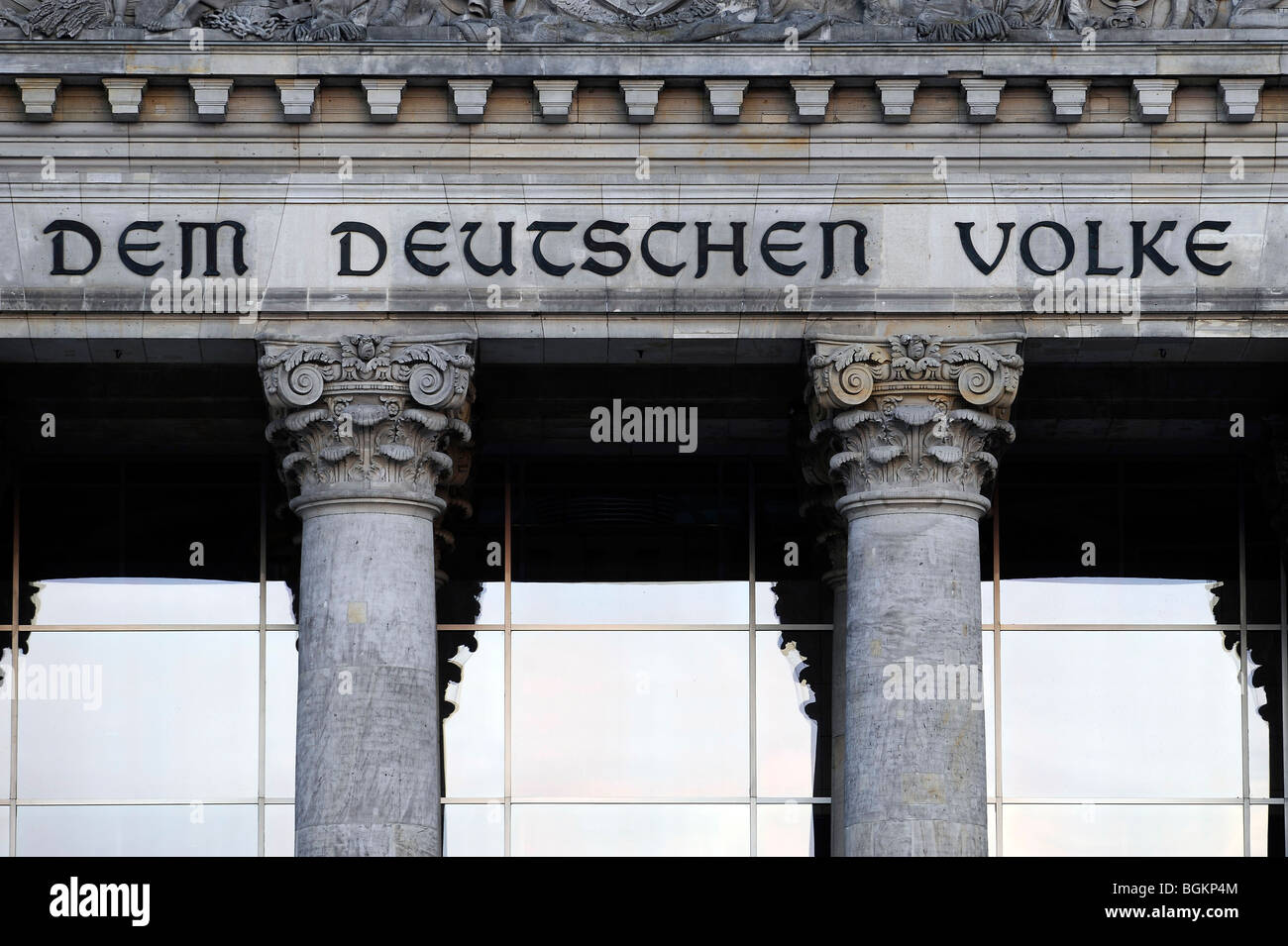 Iscrizione "em Deutschen Volke', per il popolo tedesco, e sollievo nel timpano sopra l'ingresso principale, Edificio del Reichstag Foto Stock