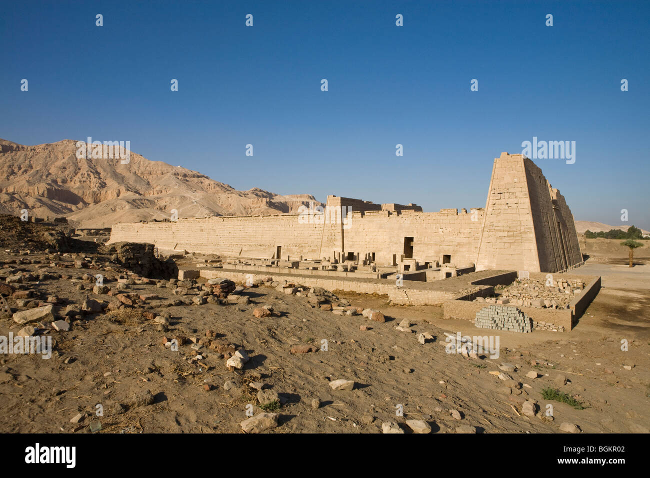 Medinet Habu , tempio mortuario di Ramesse III, la riva occidentale del Nilo, Luxor, Egitto Foto Stock