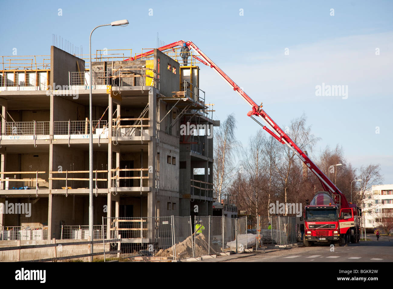 Carrello di calcestruzzo di cemento di pompaggio al piano superiore al finlandese costruzione sito , Oulu FINLANDIA Foto Stock