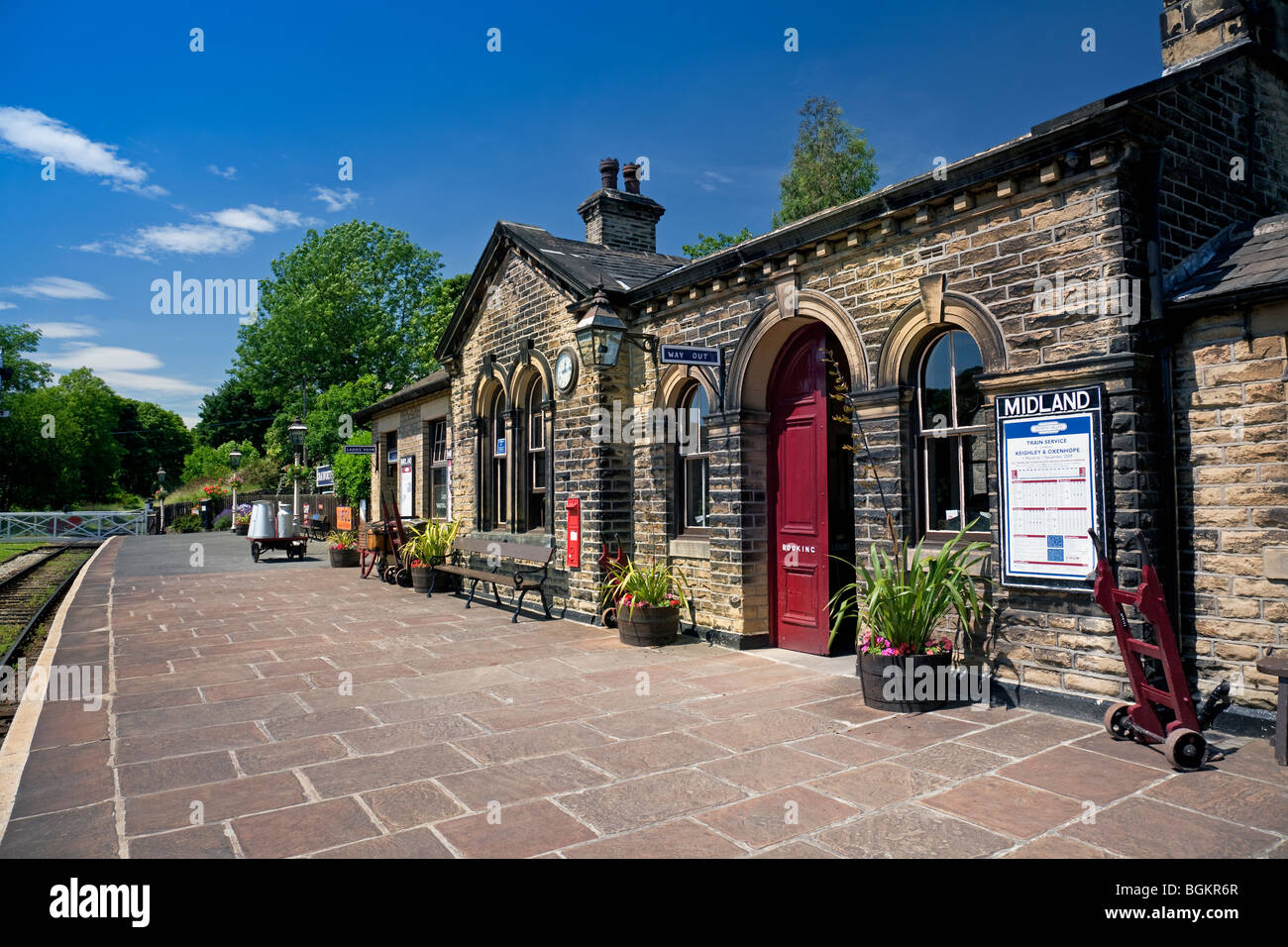 Stazione di Oakworth sulla ferrovia a vapore preservata Keighley & Worth Valley, Oakworth, West Yorkshire, Inghilterra, Regno Unito Foto Stock