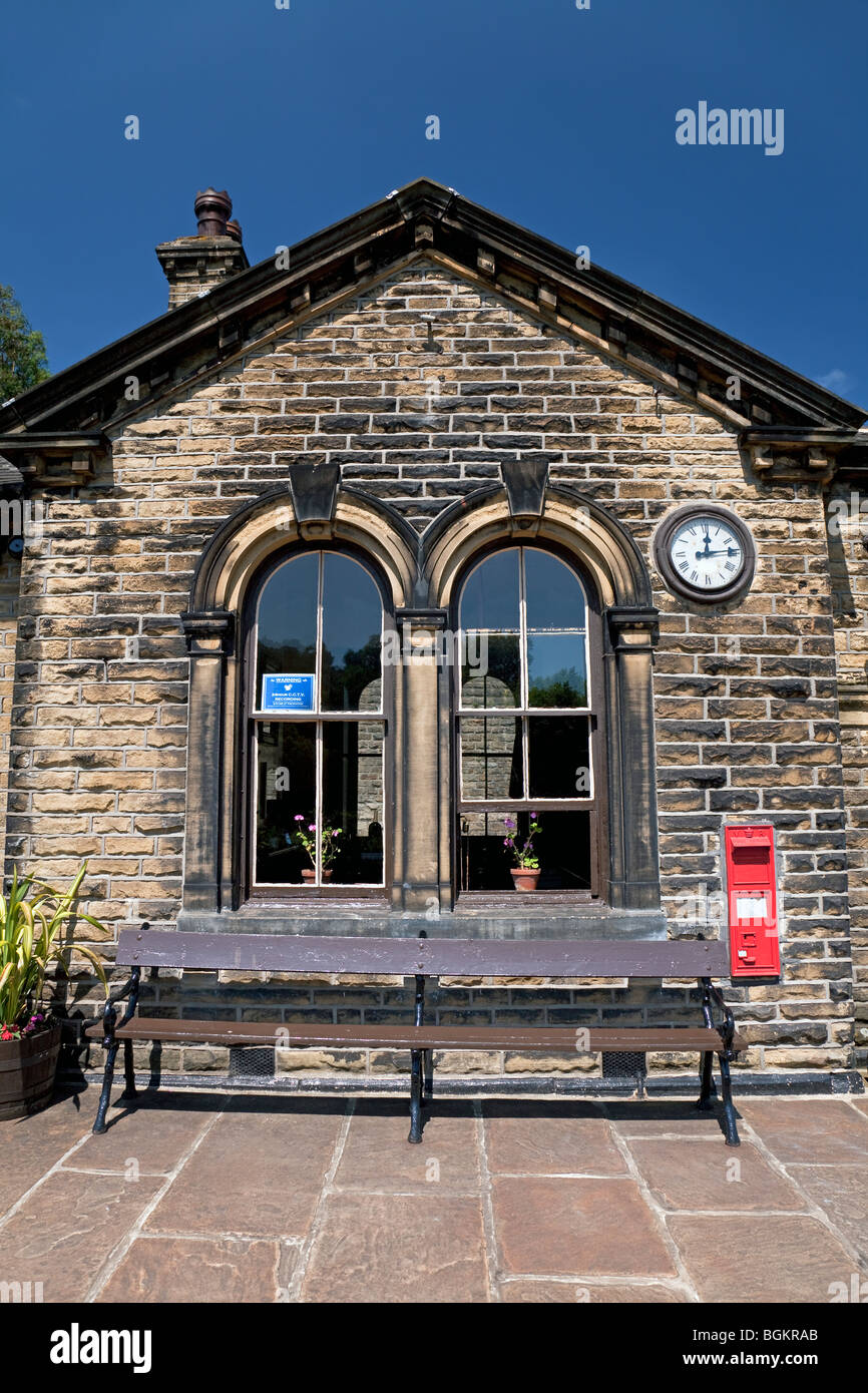 Stazione di Oakworth sulla ferrovia a vapore preservata Keighley & Worth Valley, Oakworth, West Yorkshire, Inghilterra, Regno Unito Foto Stock