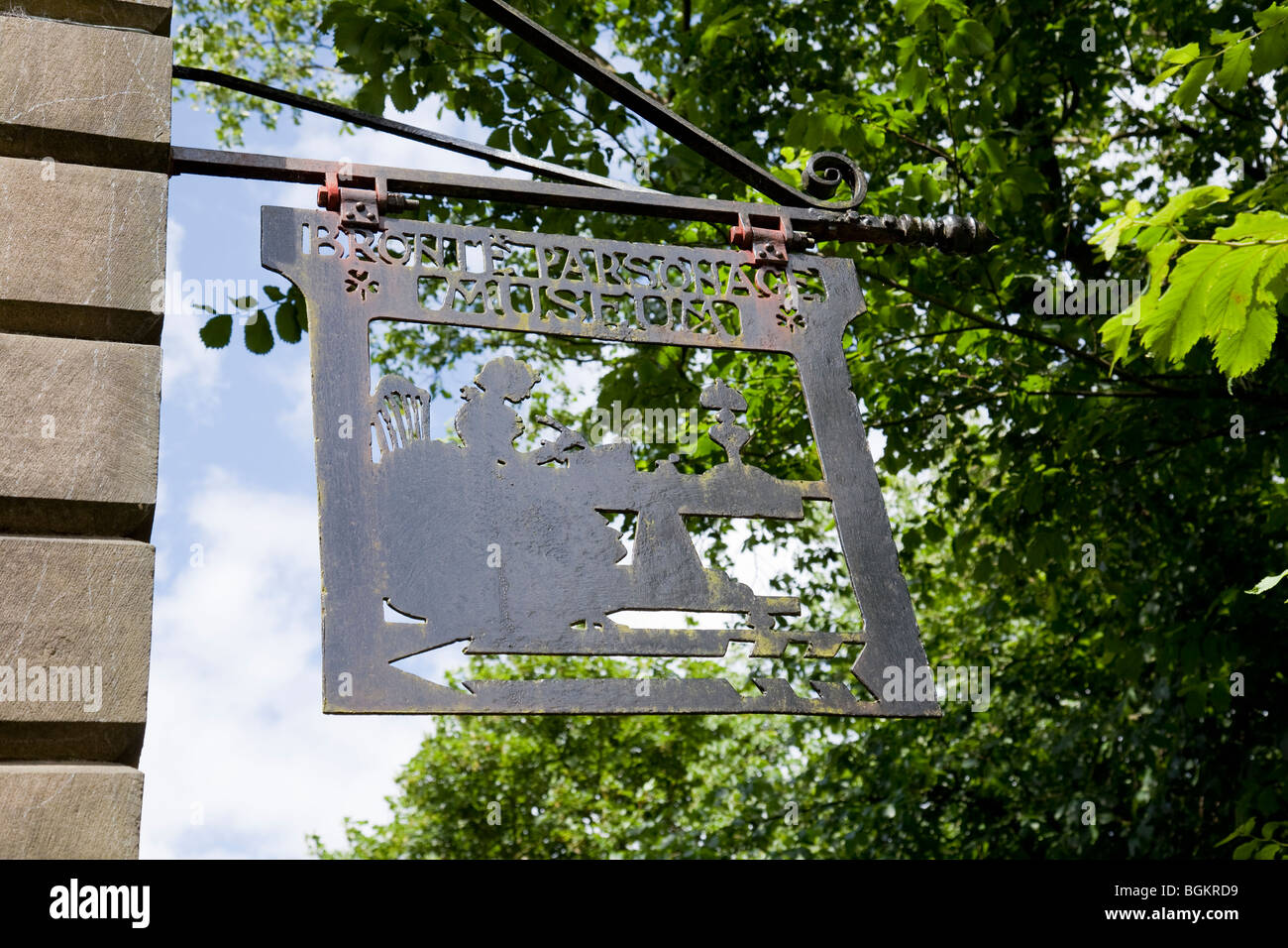 Il museo Brontë Parsonage mostra Metal Sign vicino all'entrata, Haworth, West Yorkshire, Inghilterra, Regno Unito Foto Stock