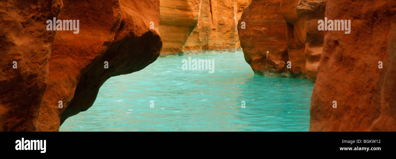 Fuoriuscita di Havasu Creek nel fiume Colorado nel Grand Canyon, Arizona Foto Stock