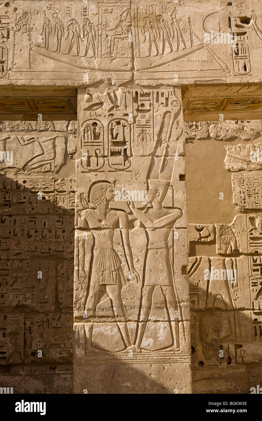 Rilievi raffiguranti la sacra barca in una camera a Medinet Habu , tempio mortuario di Ramesse III, la riva occidentale del Nilo, Luxor, Egitto Foto Stock