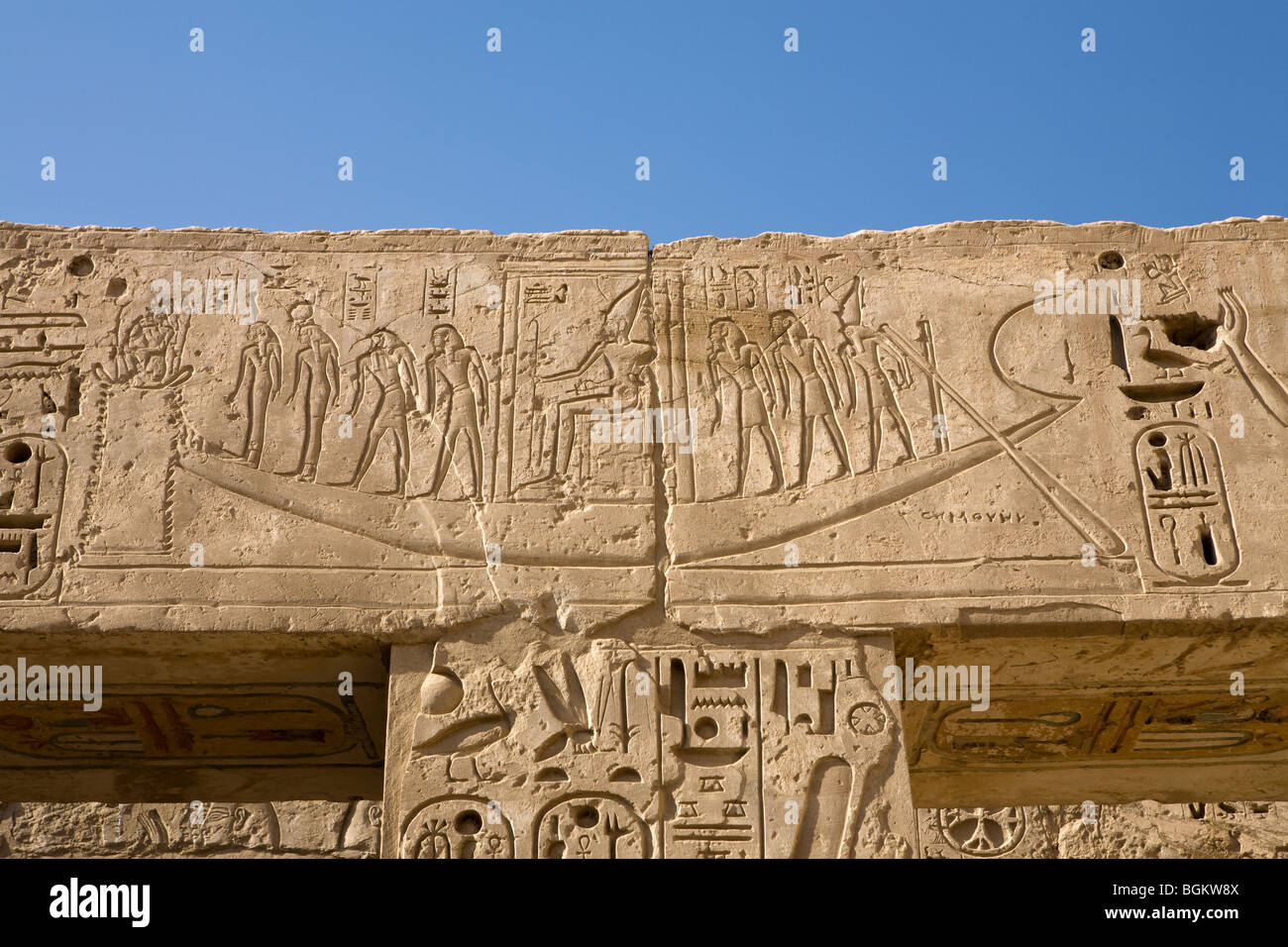 Rilievi raffiguranti la sacra barca in una camera a Medinet Habu , tempio mortuario di Ramesse III, la riva occidentale del Nilo, Luxor, Egitto Foto Stock