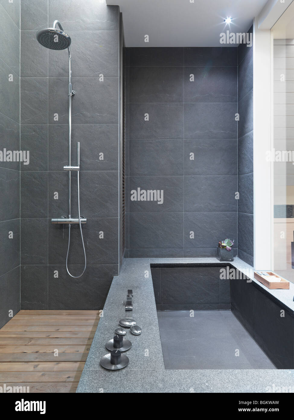Moderno nero ardesia vasca da bagno e doccia Foto Stock