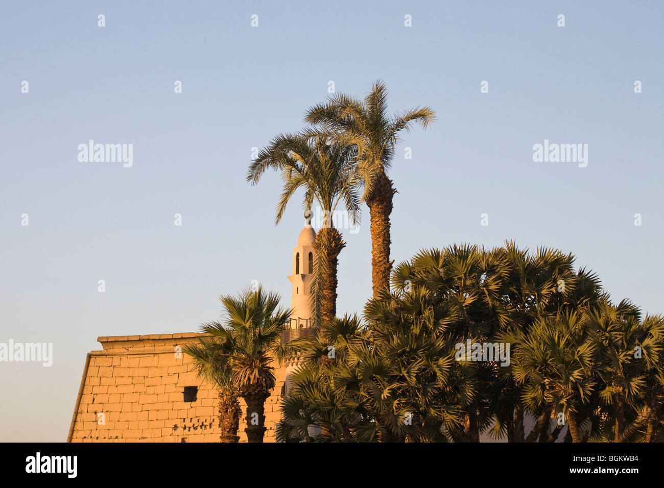 Uno dei minareti della Moschea di Abu el-Haggag al Tempio di Luxor da Midan El-Haggag sulla Sharia el-Karnak e Luxor Egitto Foto Stock