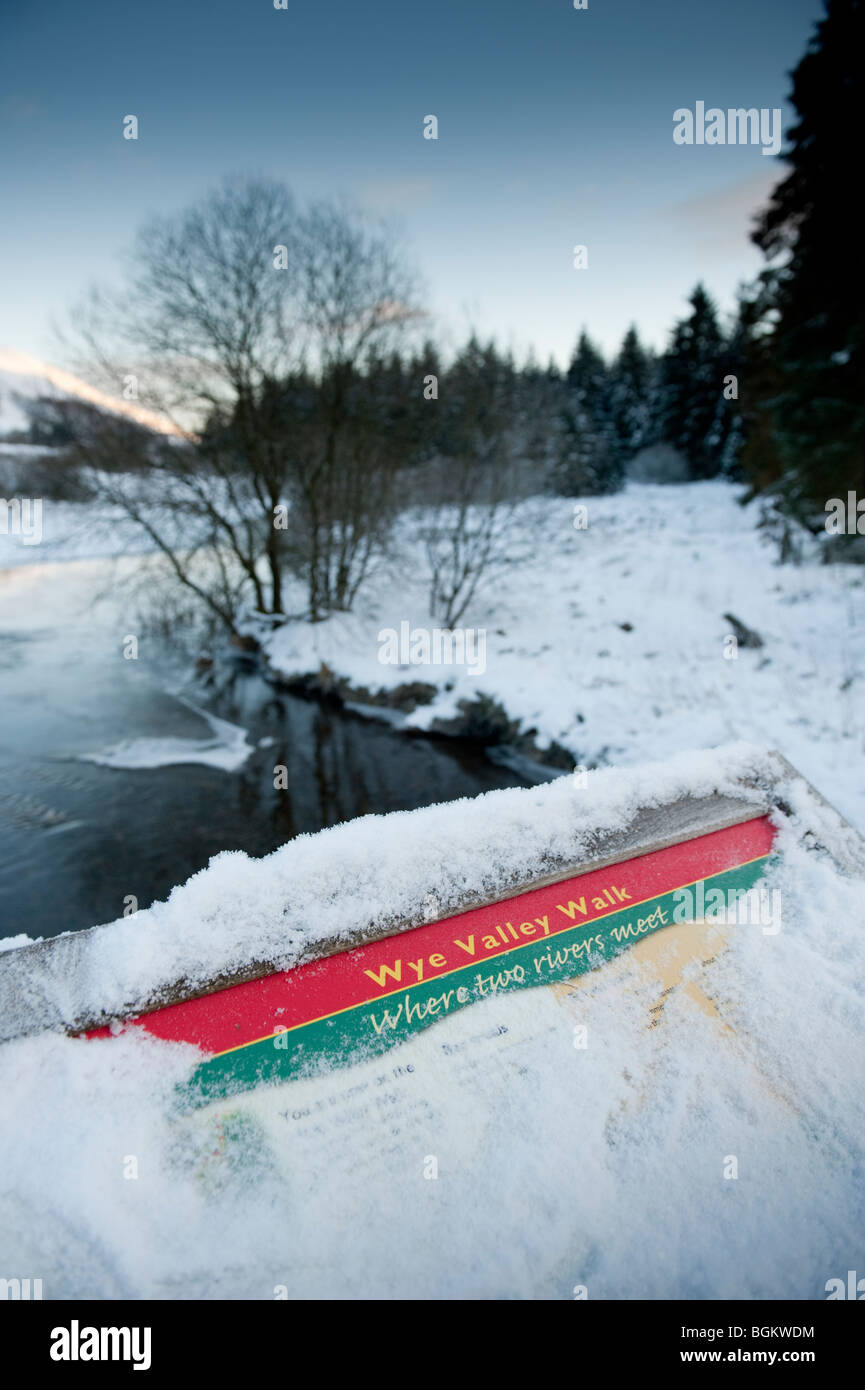 Coperta di neve per firmare il memorandum di Wye Valley a piedi sentiero pubblico trail in alto a Wye Valley nella neve, 1 gennaio 2010 Foto Stock