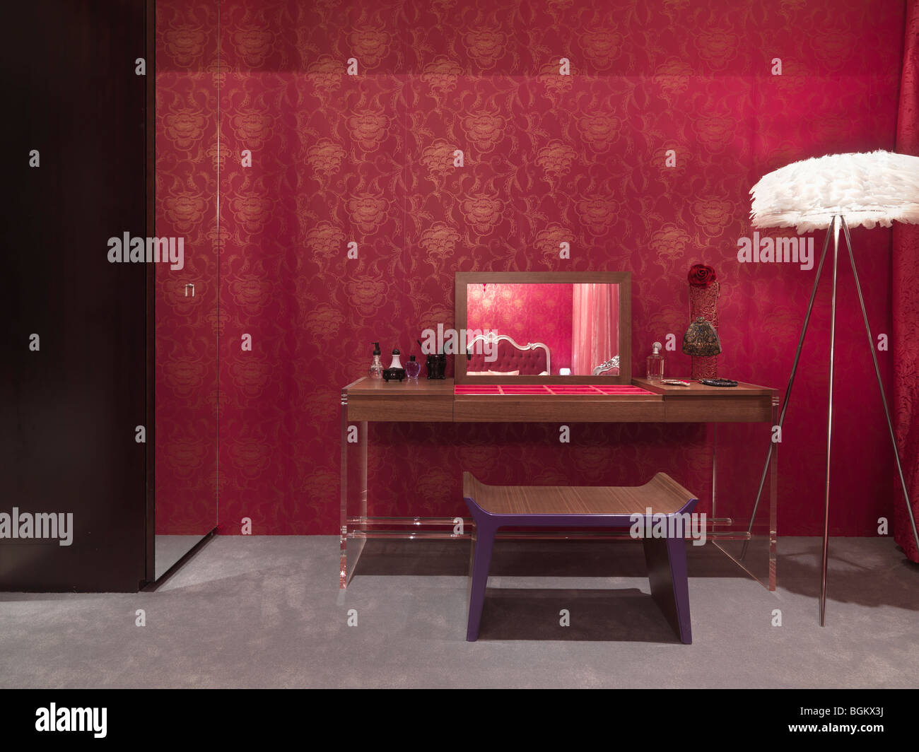 Vanity in camera con pareti rosso Foto Stock