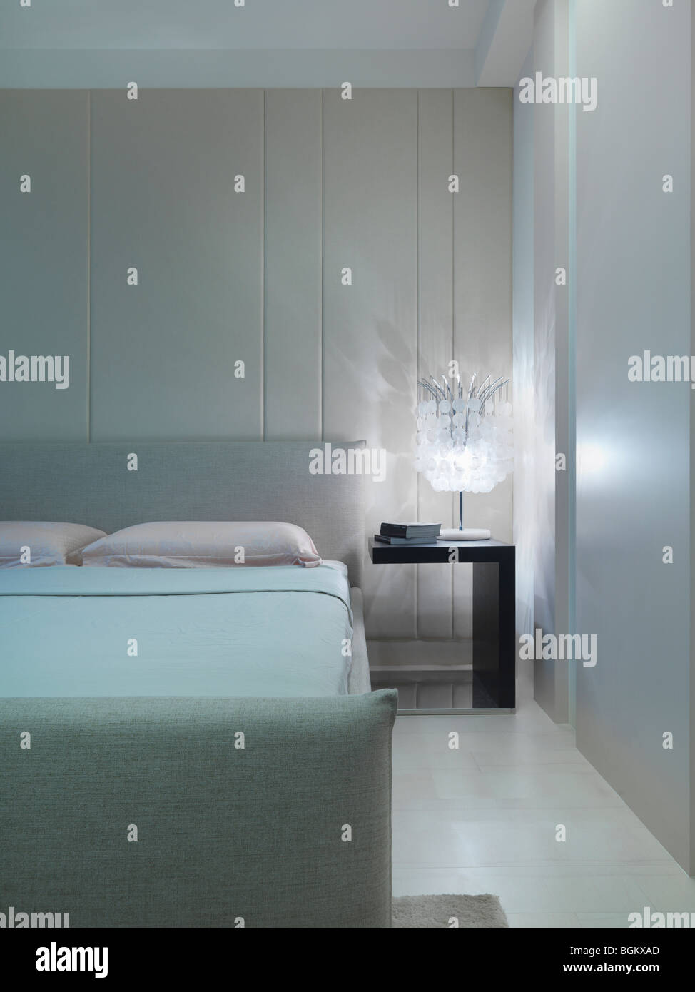 Camera da letto minimalista Foto Stock