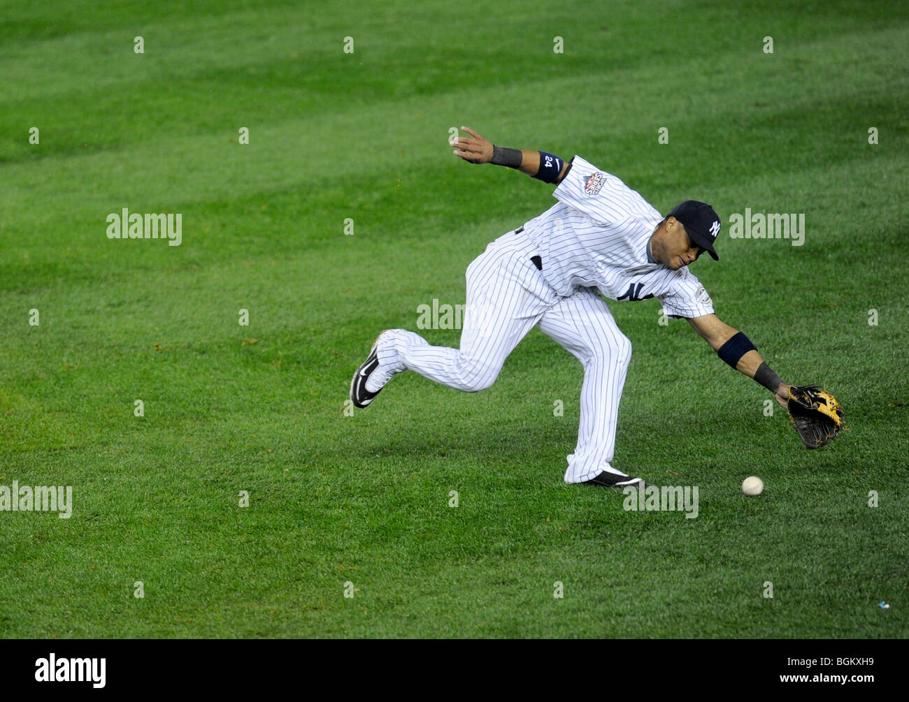 Robinson Cano dei New York Yankees tenta di fare un gioco contro il Phillies in gioco uno dei 2009 World Series Foto Stock