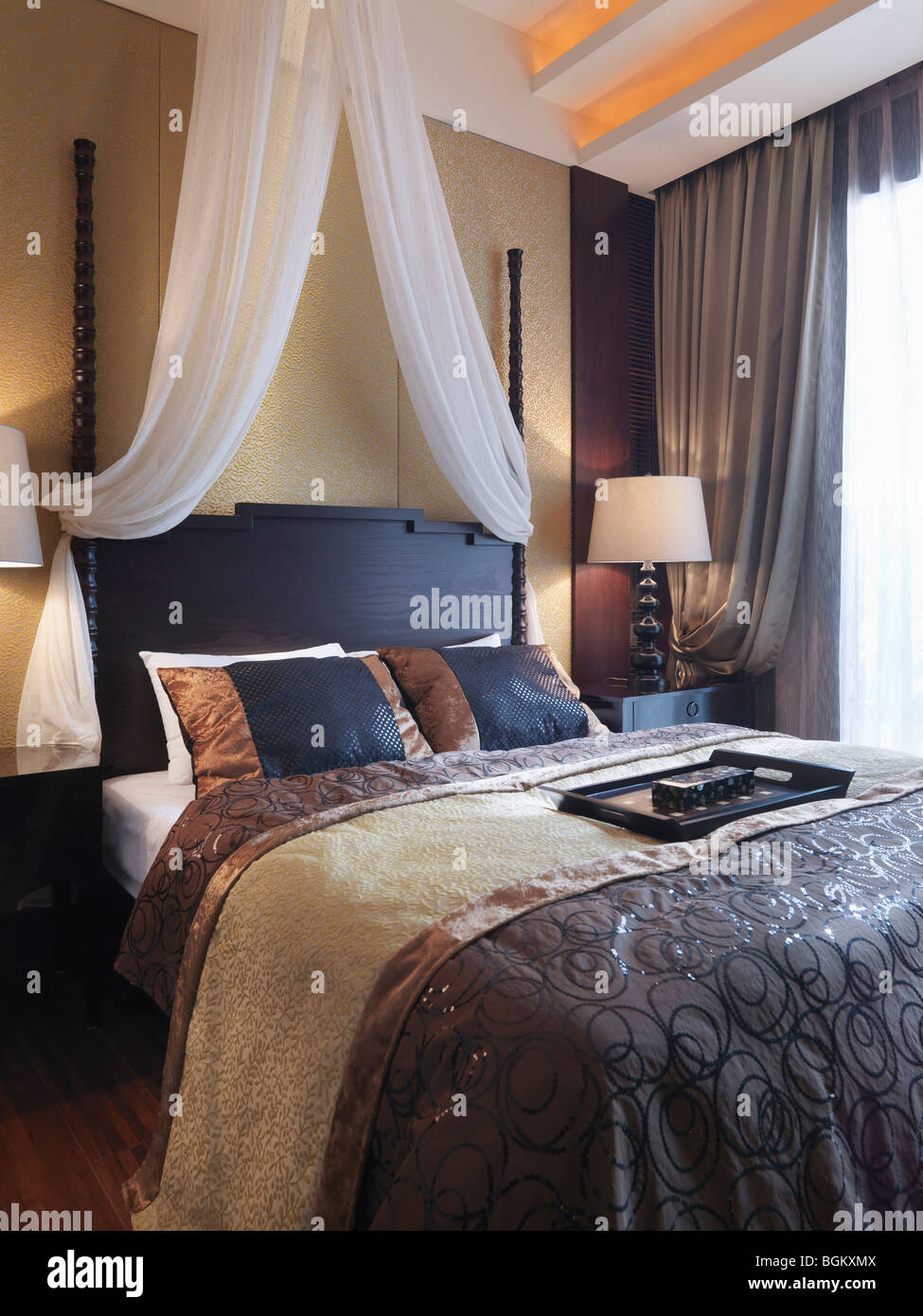 Nero e marrone elegante camera da letto Foto Stock