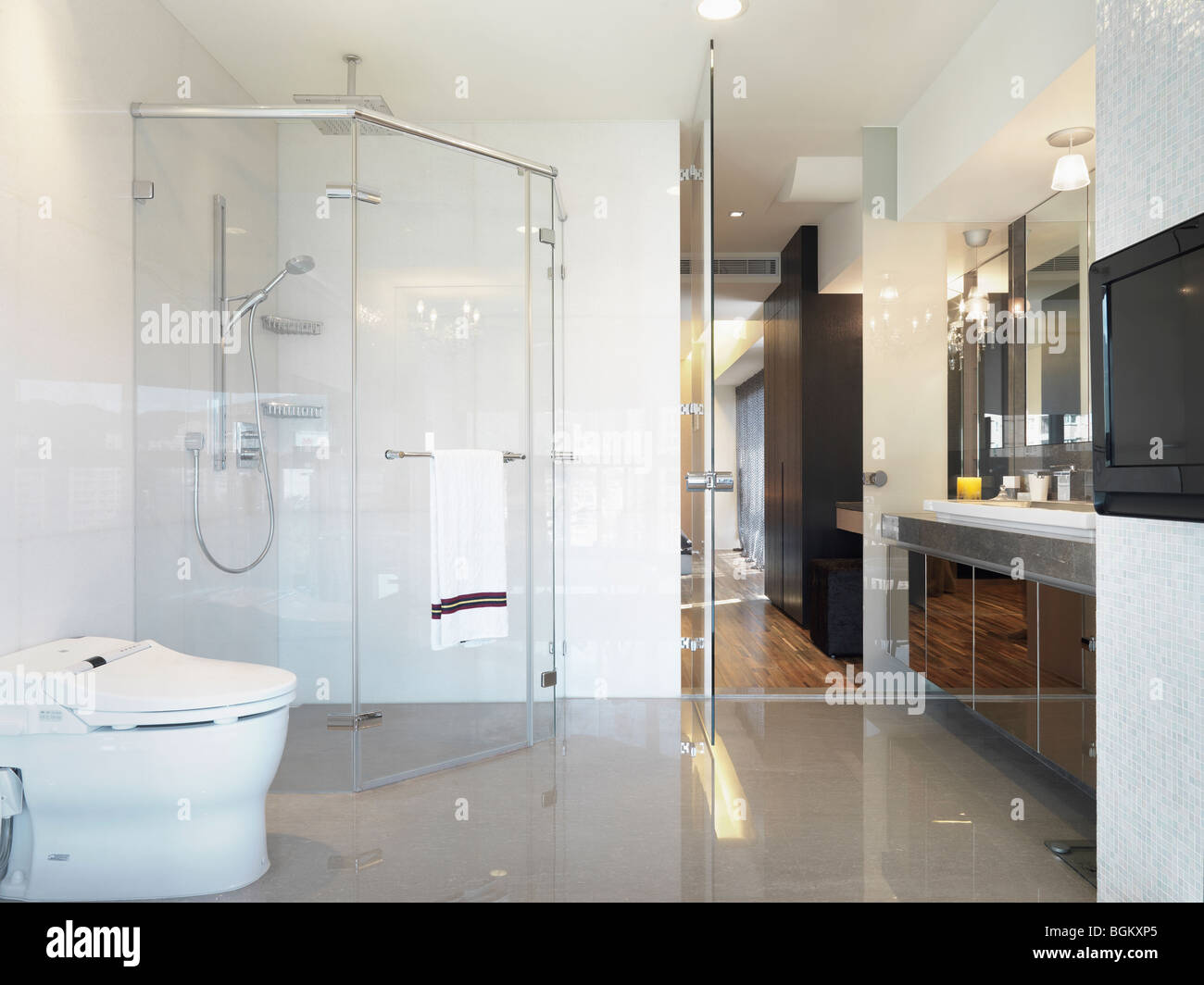 Pulire il bagno moderno con grande box doccia in vetro Foto Stock