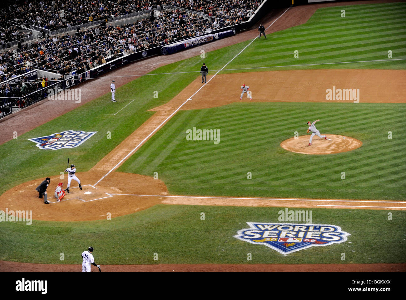 Cliff Lee del Philadelphia Phillies piazzole contro Derek Jeter dei New York Yankees in gioco uno dei 2009 World Series Foto Stock