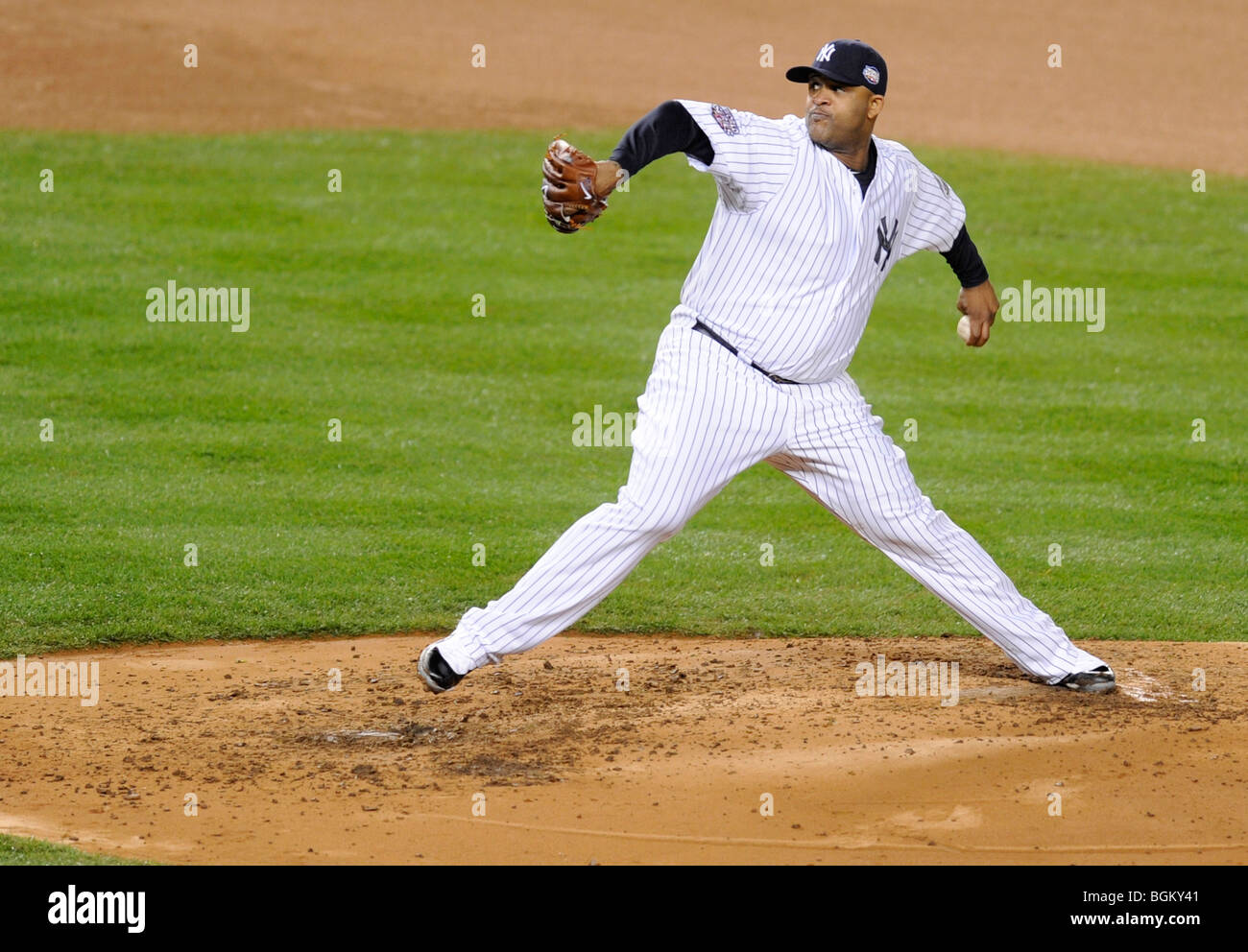 CC Sabathia #52 dei New York Yankees piazzole contro il Philadelphia Phillies in gioco uno dei 2009 World Series Foto Stock