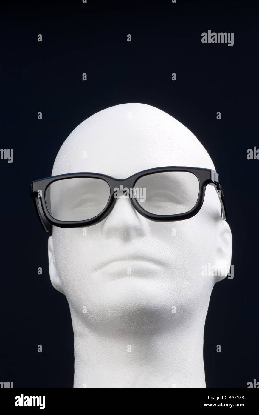 Reale D 3D movie theater occhiali su un manichino. Reale d occhiali sono il mondo più ampiamente utilizzato per la visione di film in 3D Foto Stock