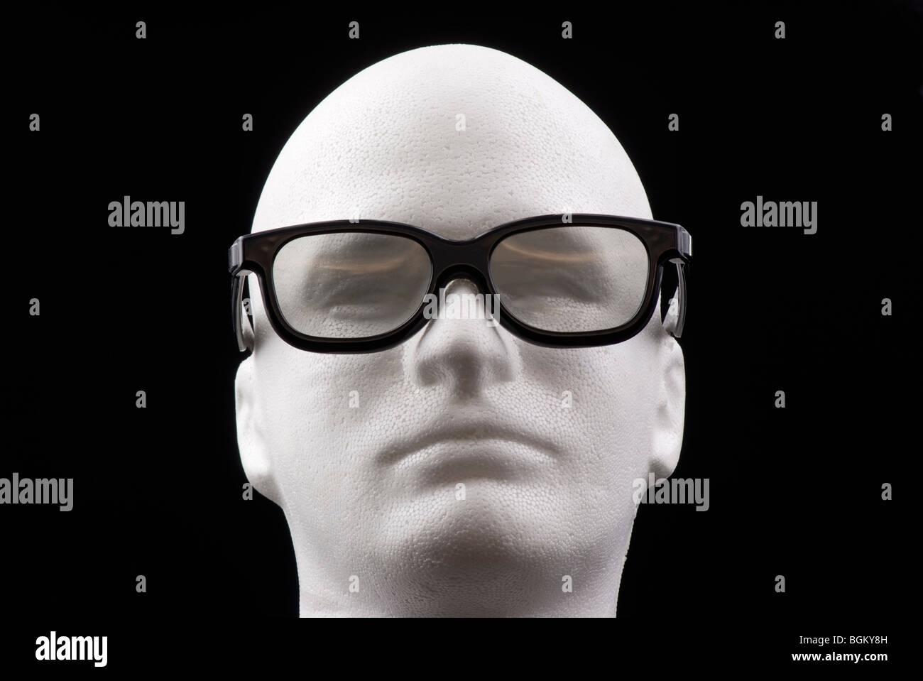 Reale D 3D movie theater occhiali su un manichino. Reale d occhiali sono il mondo più ampiamente utilizzato per la visione di film in 3D Foto Stock