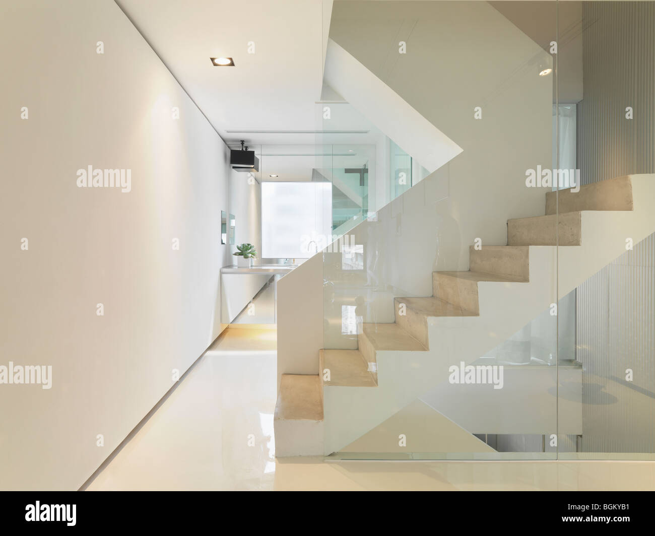 Scala di colore bianco in casa moderna Foto Stock