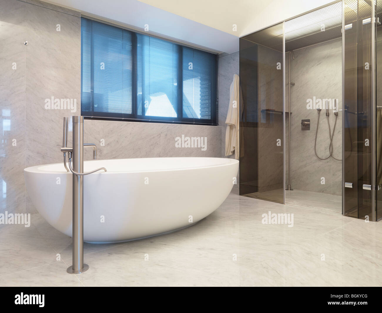 Le pareti di marmo nella stanza da bagno moderna Foto Stock
