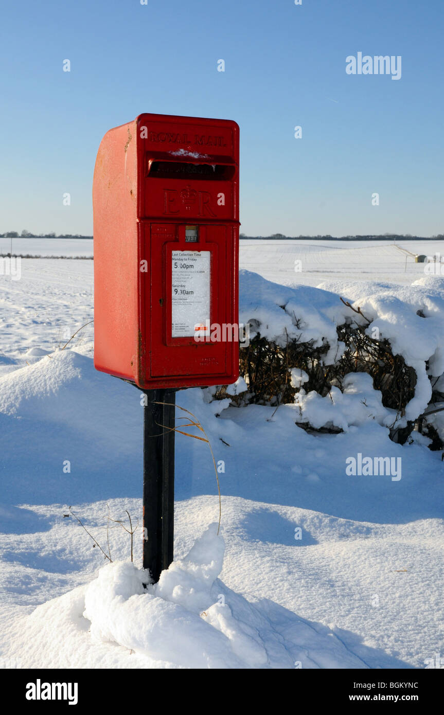 Un telecomando postbox nella neve. Foto Stock