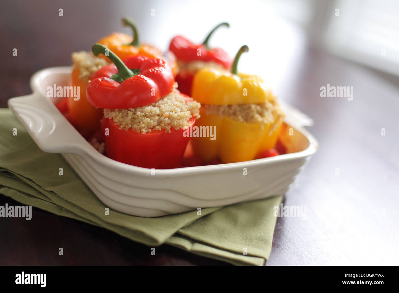 La quinoa peperoni ripieni Foto Stock