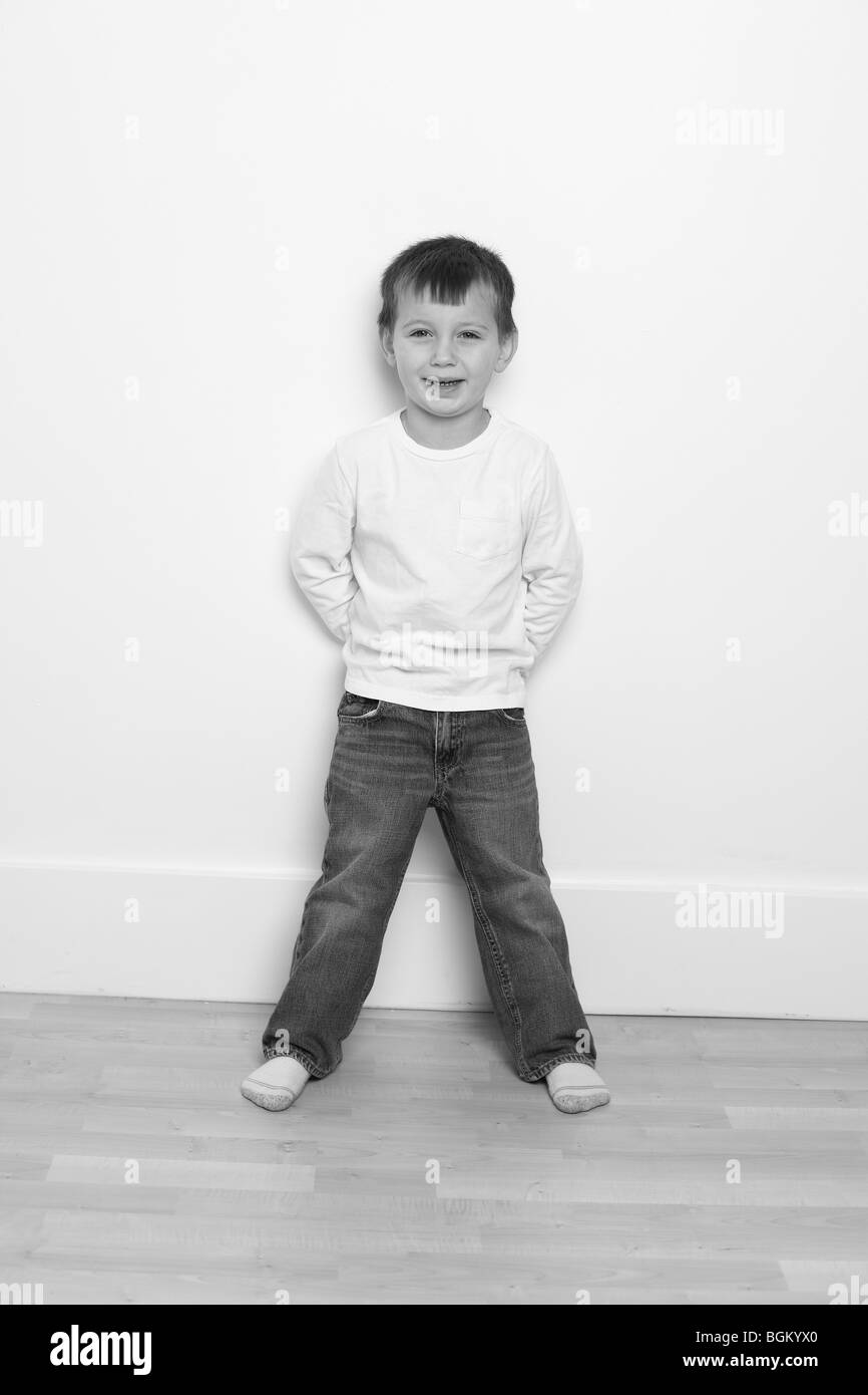 Giovane ragazzo in bianco e nero Foto Stock