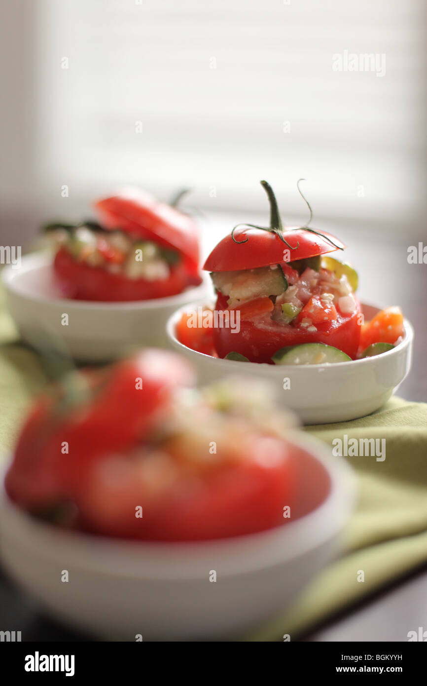 Pomodori ripieni con insalata Foto Stock