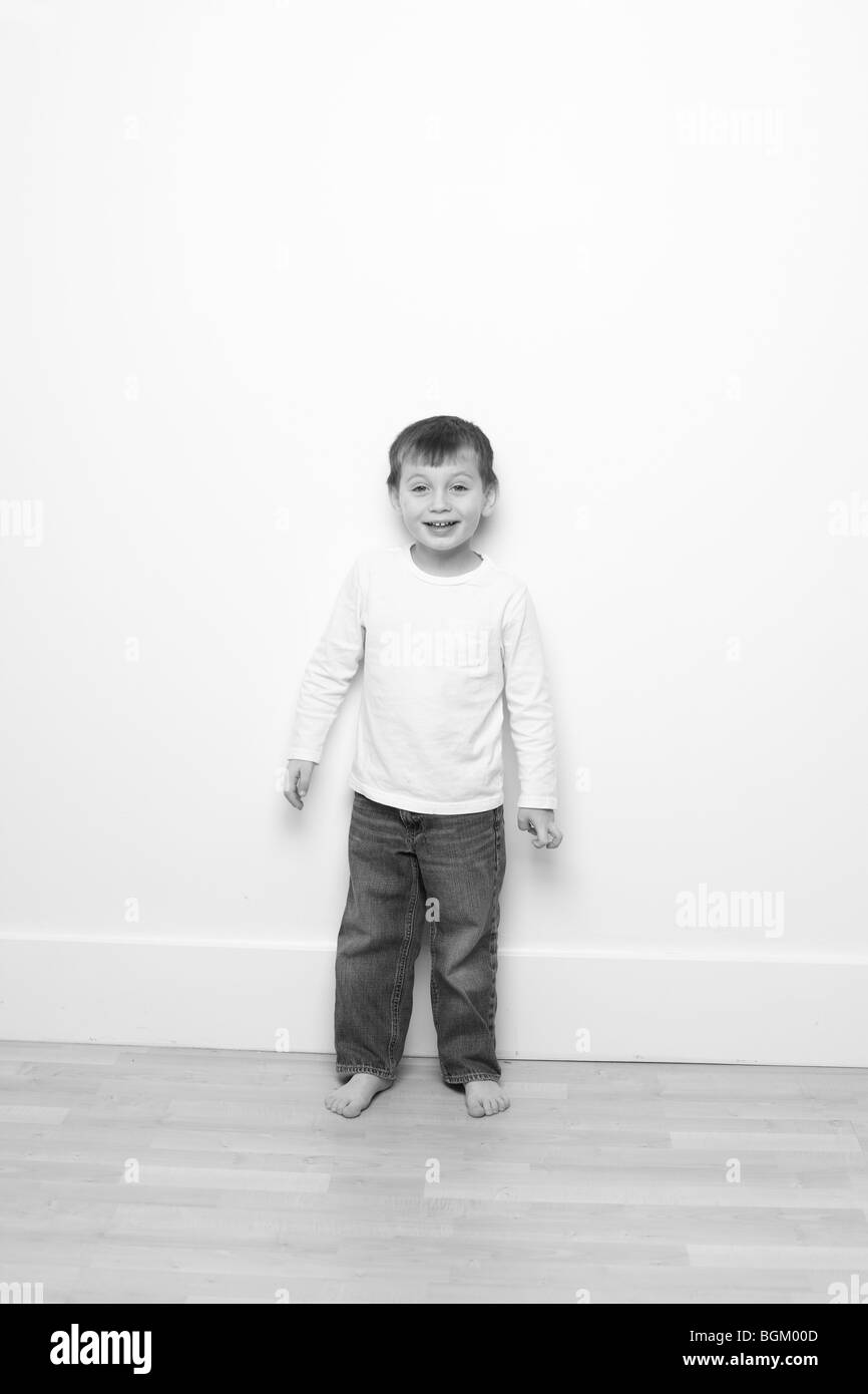 Giovane ragazzo in bianco e nero Foto Stock