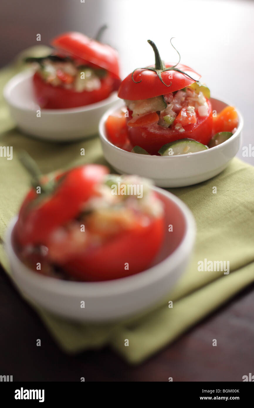Pomodori ripieni con insalata Foto Stock