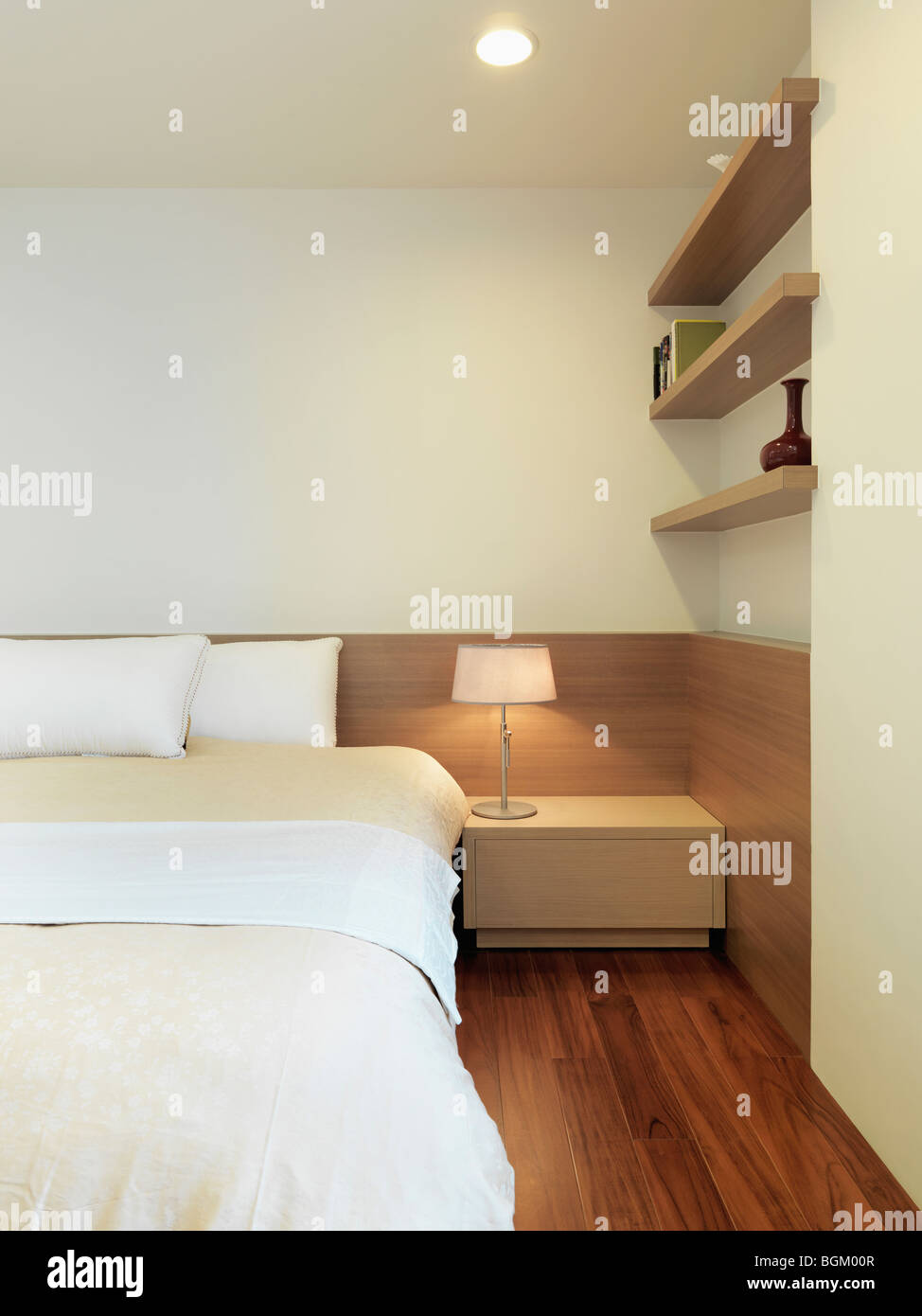 Semplice e moderna camera da letto con pavimento in legno duro Foto Stock