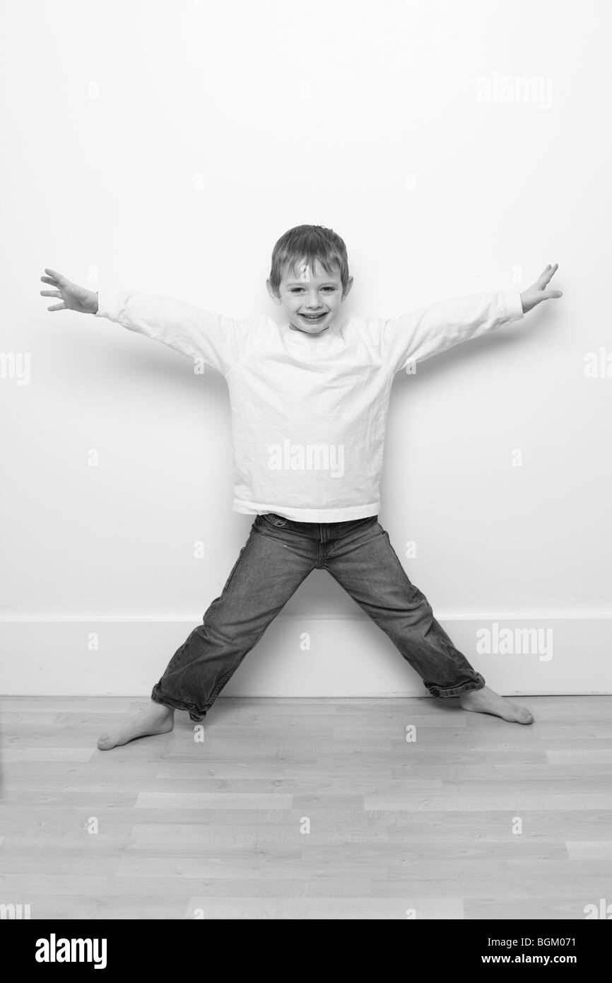 Giovane ragazzo in bianco e nero Foto Stock