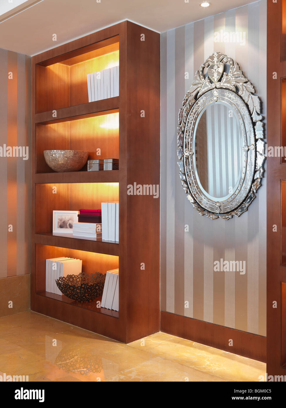 Librerie e carta da parati a strisce in casa moderna Foto Stock