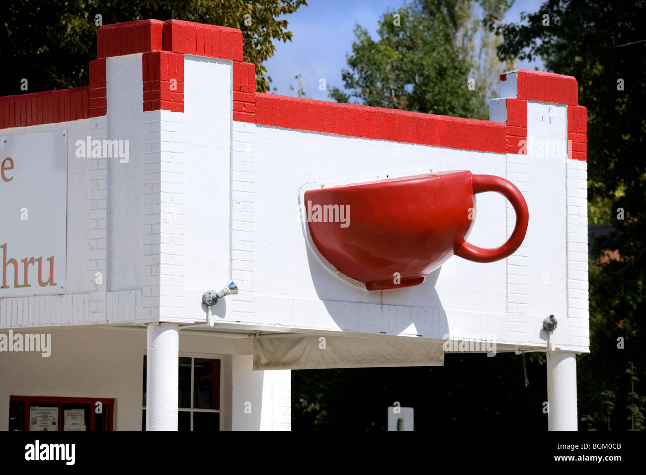 Denver in Colorado. Buzz Cafe in un convertito gas di riempimento della stazione di servizio ha un gigante rosso tazza da caffè mug sporgenti dalla parete. Foto Stock