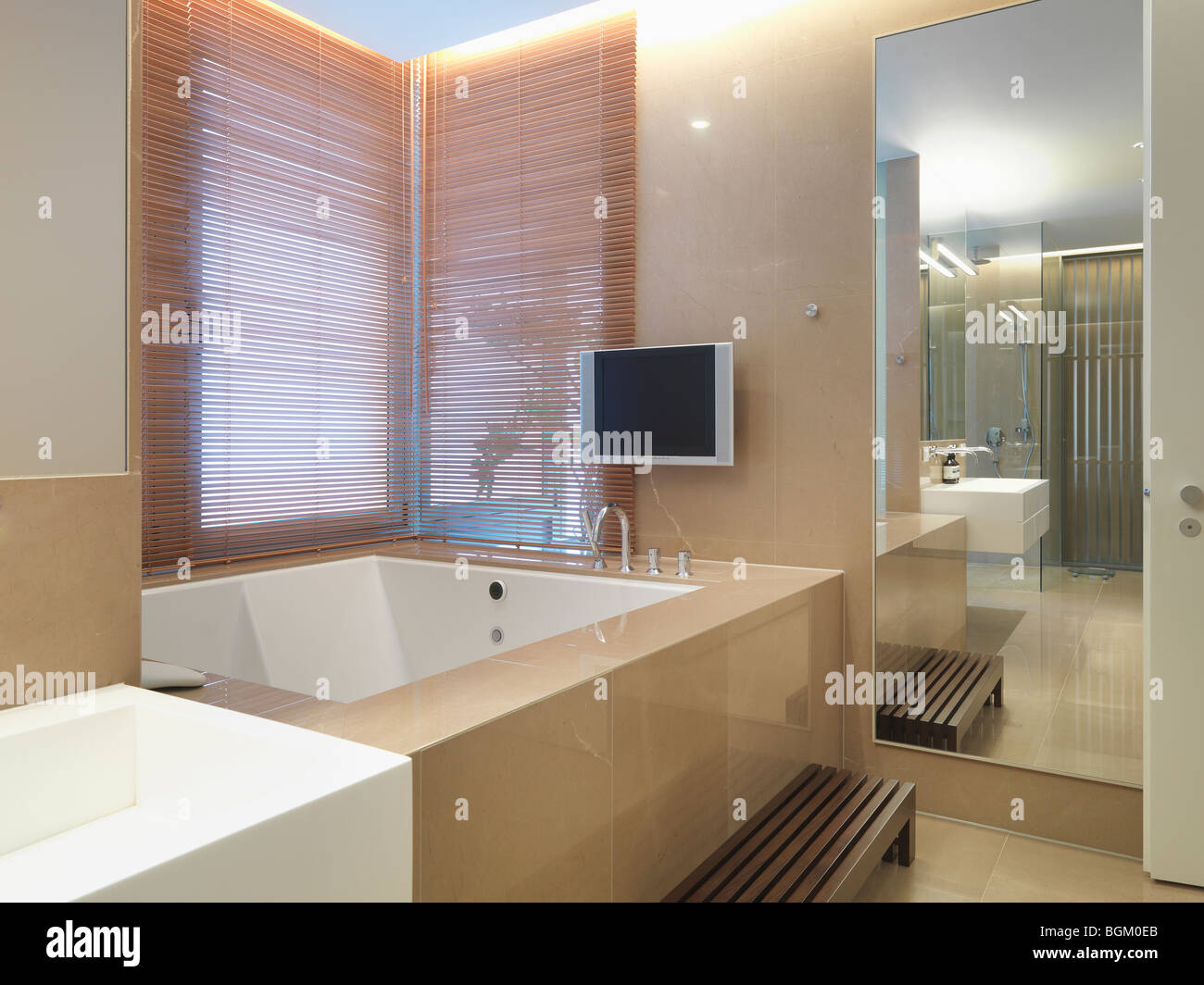 Una grande vasca da bagno in una moderna stanza da bagno Foto Stock