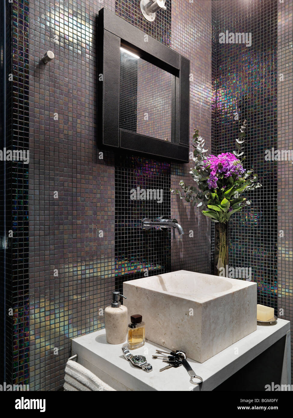 Un mosaico di mattonelle a parete nella stanza da bagno Foto Stock