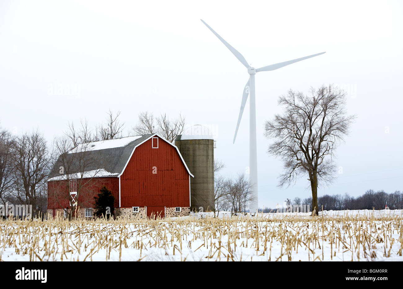 Granaio e turbine eoliche che generano elettricità in Fond du Lac County, Wisconsin. Foto Stock