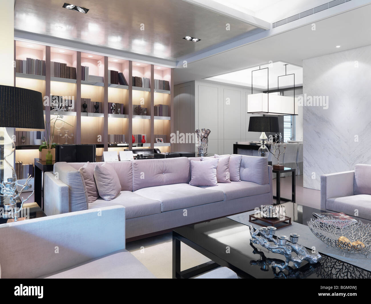 Il modo di vivere moderno camera con lavanda divani colorati Foto Stock