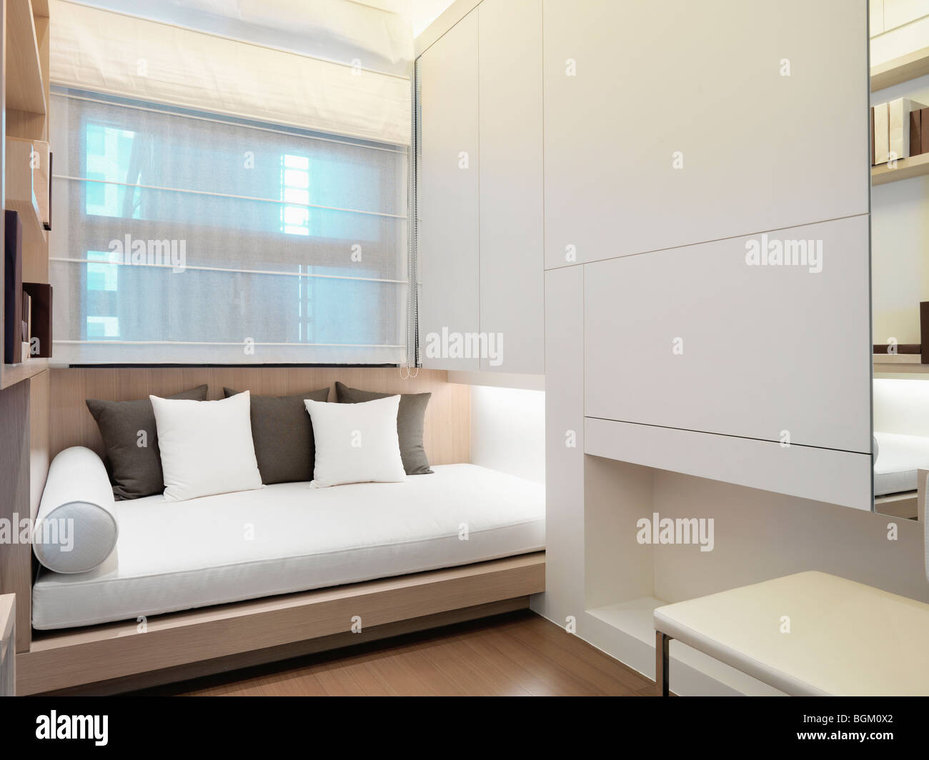 Moderno divano letto in camera da letto Foto Stock