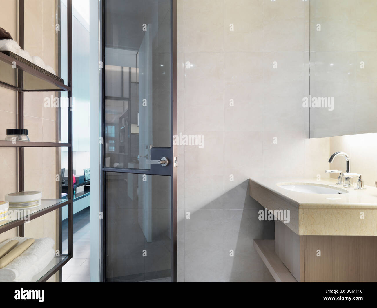 Lavandino e porta di vetro nel bagno moderno Foto Stock