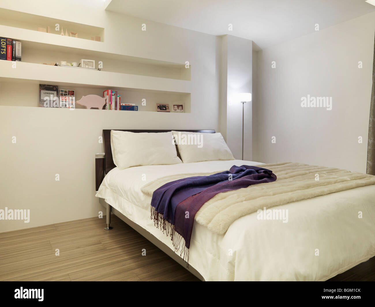 Pulire bianco moderno camera da letto Foto Stock