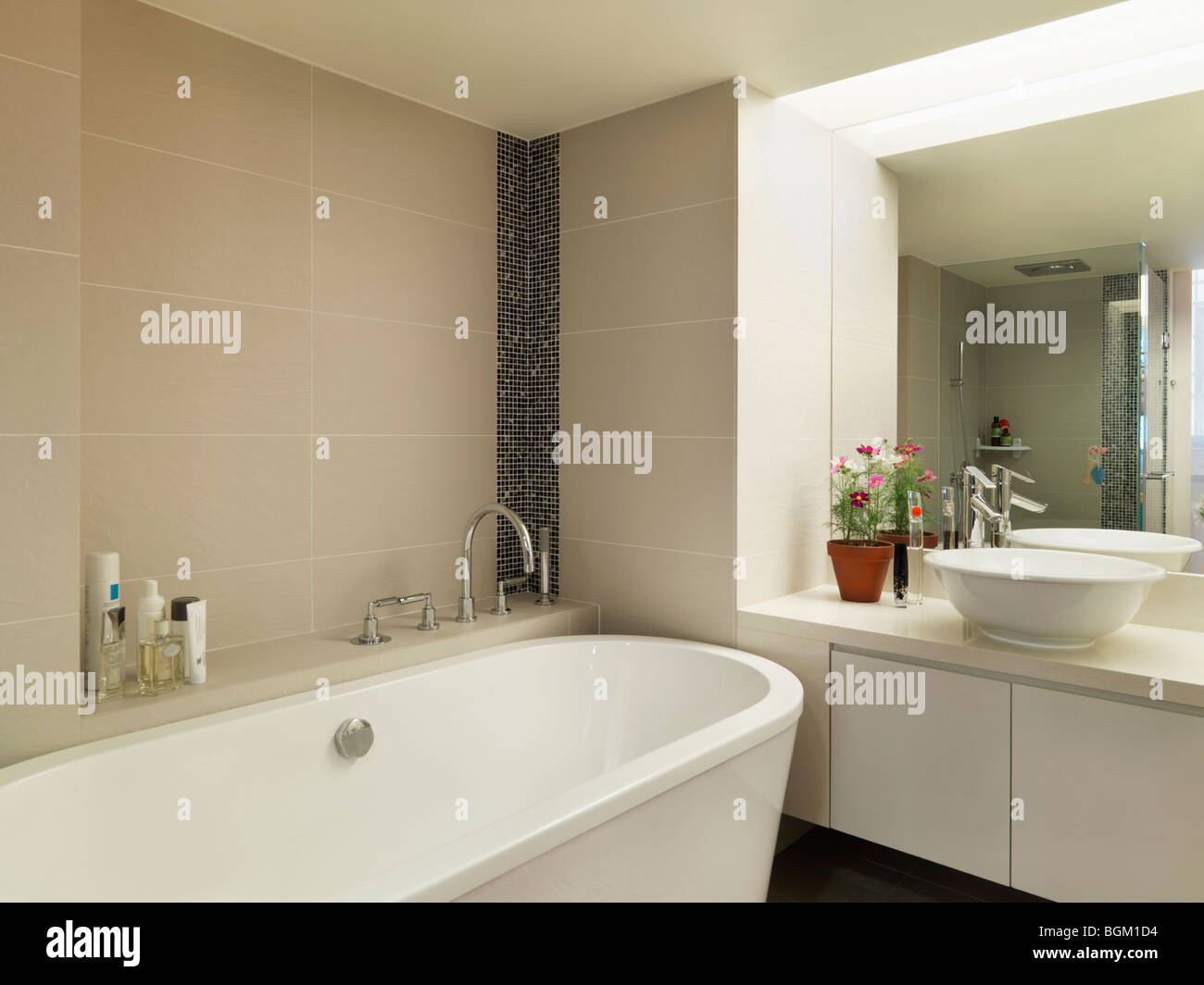 Luce colorato moderno bagno con una grande vasca da bagno Foto Stock