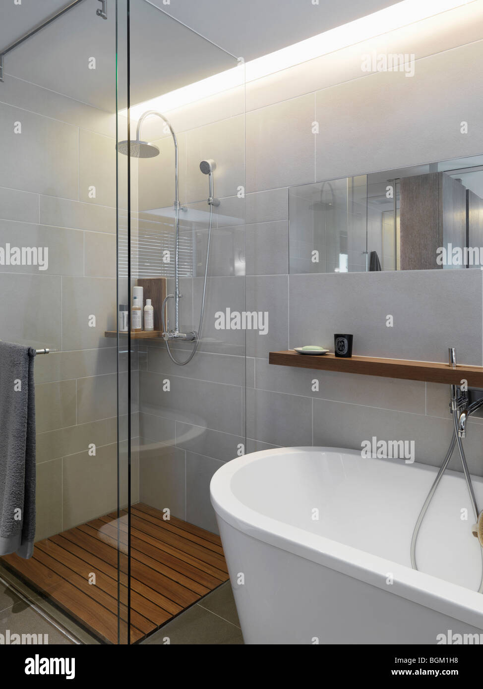 Piccolo box doccia in vetro in un angolo della stanza da bagno moderna Foto Stock