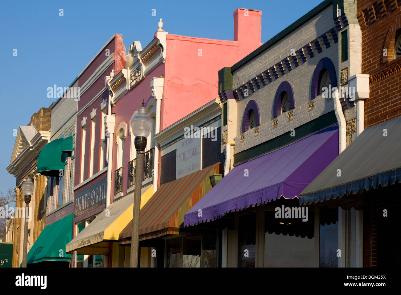Colorato quartiere business tende di Opelika, Alabama Foto Stock