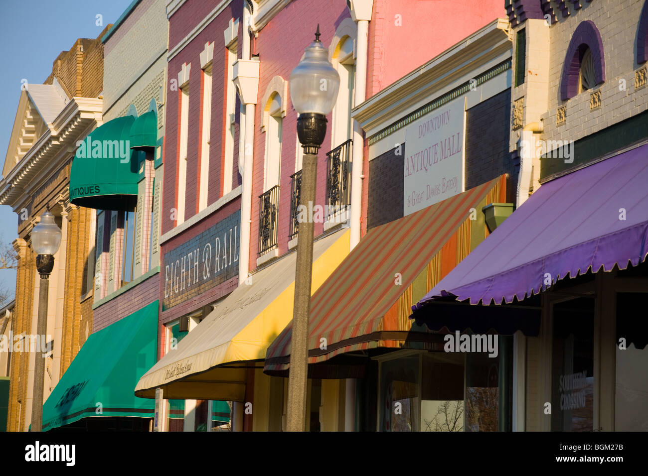 Colorato quartiere business tende di Opelika, Alabama Foto Stock