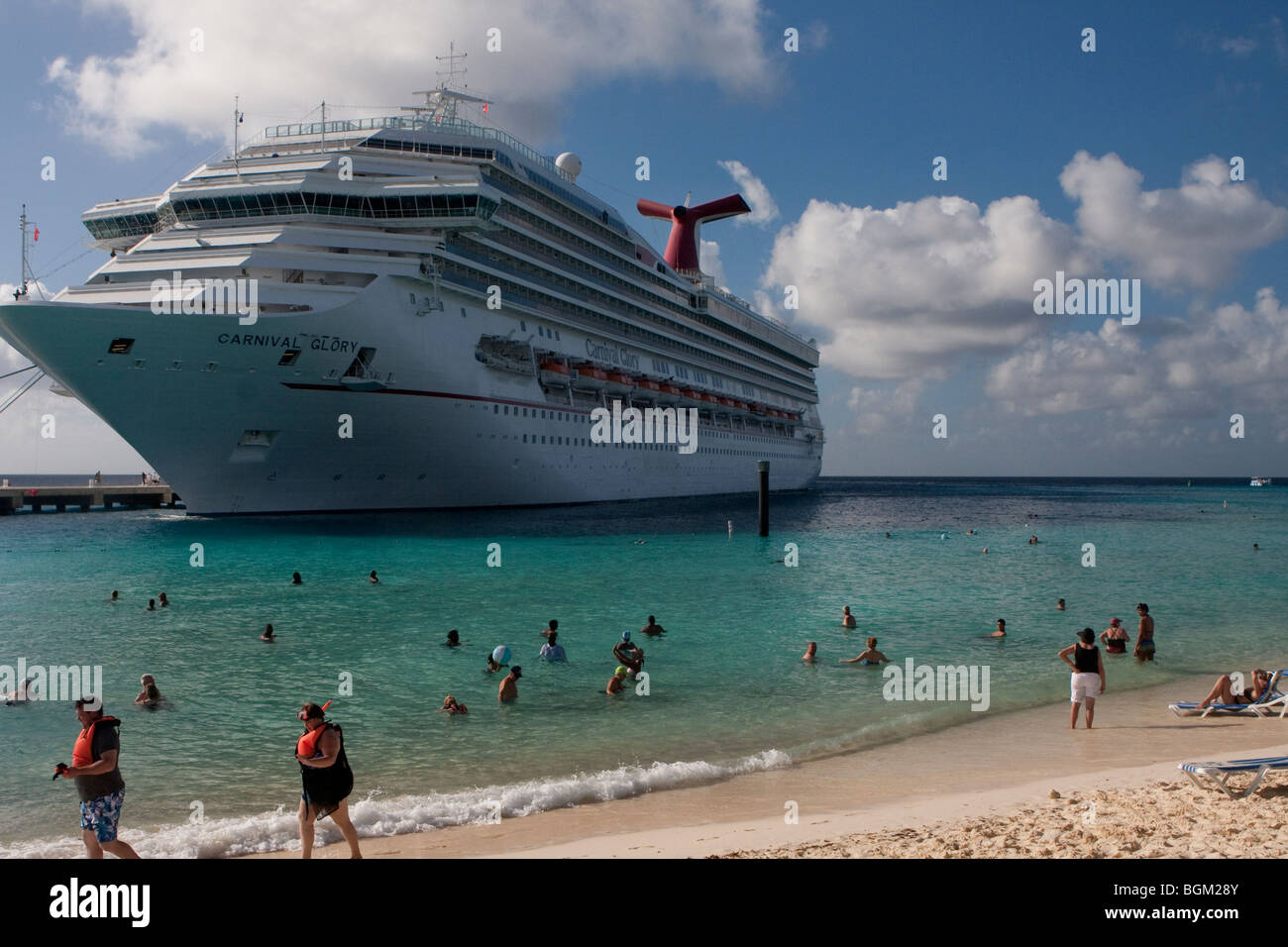 Nave da crociera Carnival Gloria ancorata al terminal delle navi da crociera e Grand Turk Island, British West Indies. I nuotatori in primo piano. Foto Stock