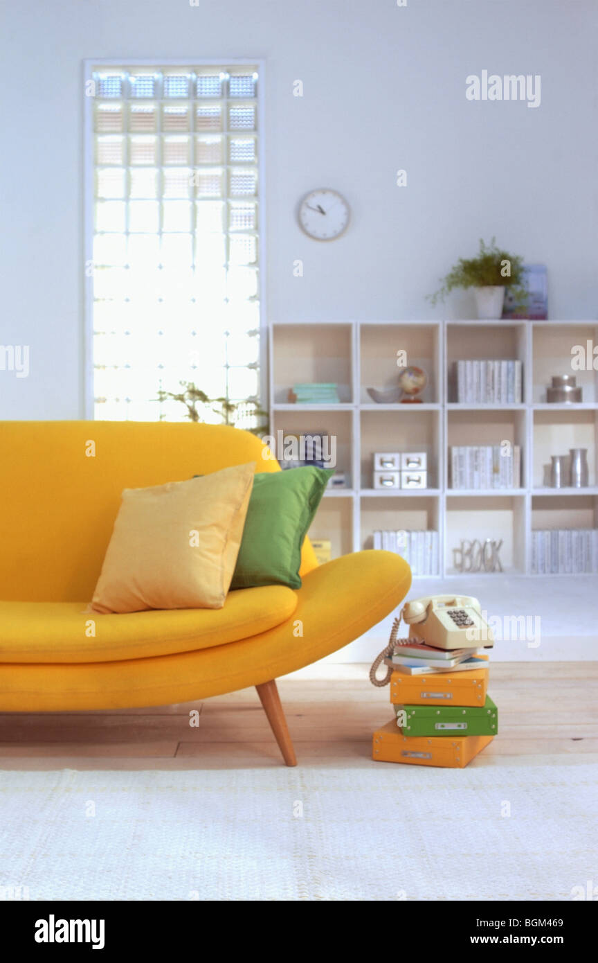 Soggiorno con divano giallo Foto Stock
