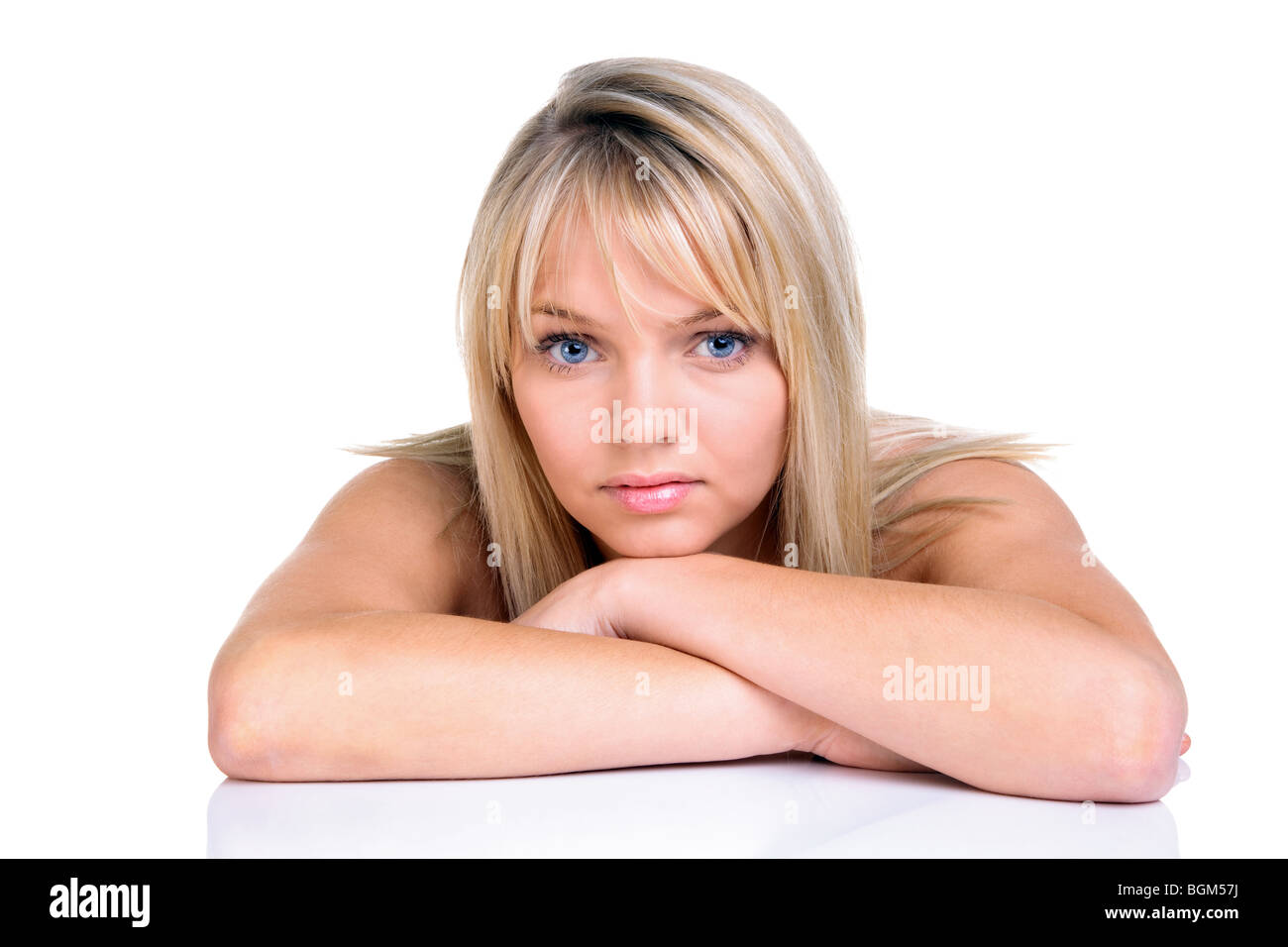 Bella bionda donna dai capelli naturali con occhi blu, isolato su uno sfondo bianco. Foto Stock